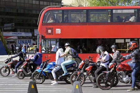 Las motos en CDMX nunca deben circular entre autos o carriles, excepto cuando se cumple una condición - Motorpasión México