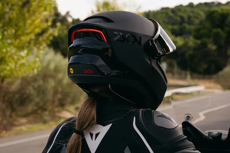 Muchos motoristas no lo saben, pero tragan 100 veces más polución. Un invento español en el casco quiere acabar con ello