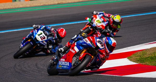 Toprak Razgatlioglu repite triplete en Francia y Álvaro Bautista remonta pero se queda sin podio