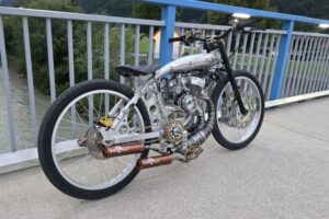 Triple Bike: la creación artesanal de tres cilindros y dos tiempos más loca de la temporada