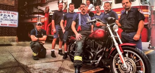 Un bombero en una Harley-Davidson, la fotografía que inmortalizó el 11-S