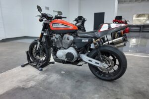 A la venta una Harley XR1200 Vance & Hines única: solo 400 km recorridos y ADN de carreras