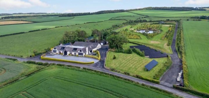 Bogside House: si te sobran dos millones de euros aquí tienes una villa con circuito privado