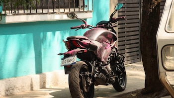 ¿De cuánto es la multa por conducir motos sobre la acera - Infobae