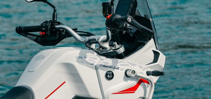 Esta moto trail de 800 cc acaba de llegar, pero ya tiene una nueva versión que apunta al asfalto