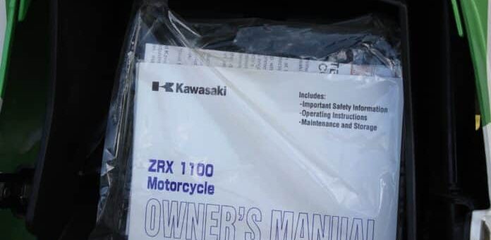 Ha aparecido una Kawasaki ZRX1100 nueva tras 25 años guardada. Y nadie la ha arrancado jamás