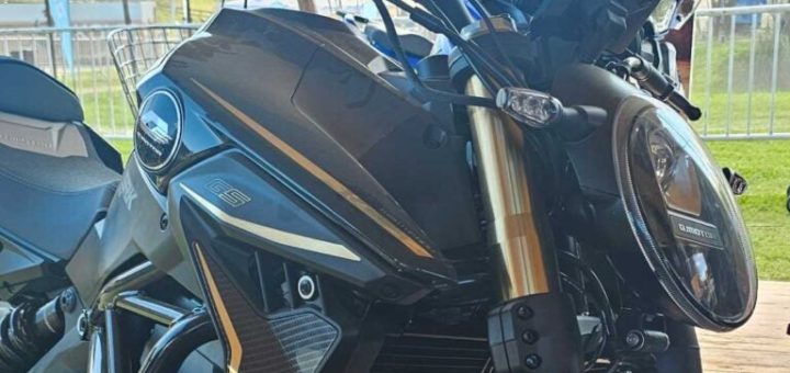 La moto naked tetracilíndrica más barata del mercado debutó en nuestro país