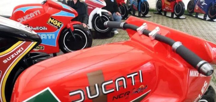 Motos legendarias del TT cobran vida en esculturas solidarias