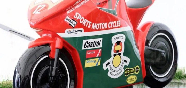 Motos legendarias del TT cobran vida en esculturas solidarias