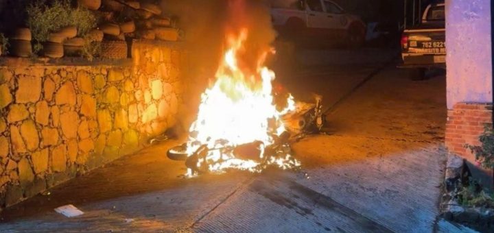 Queman taxistas 3 motos de la Policía de Guerrero afuera del C2 de Taxco - Quadratin Quintana Roo