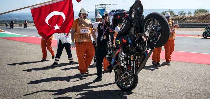 Razgatlioglu mantiene a raya a Bulega y da otro pasito hacia su tercer título de Superbikes