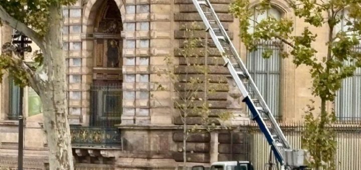 Roban joyas de Napoleón en el Louvre y huyen en motos; declaran cierre provisional del museo - Proceso