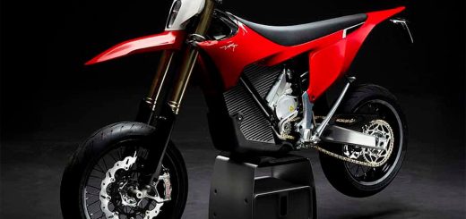 Tiene 80 cv y puedes llevarla con carnet de coche: la Supermoto española del momento