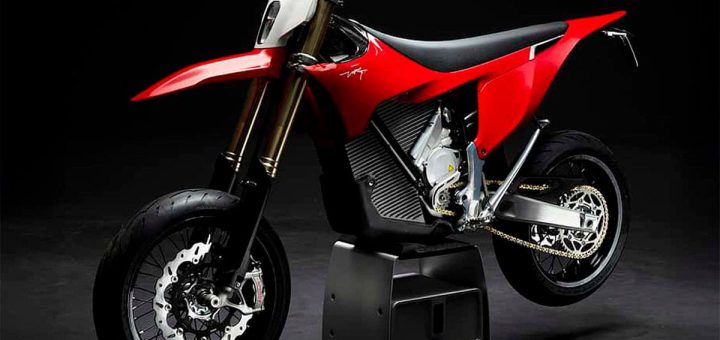 Tiene 80 cv y puedes llevarla con carnet de coche: la Supermoto española del momento