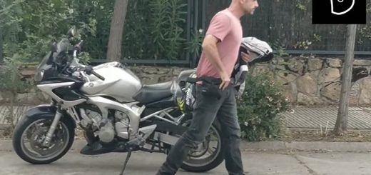 Un cinturón que revoluciona la forma de portar el casco: Comodidad para los motociclistas