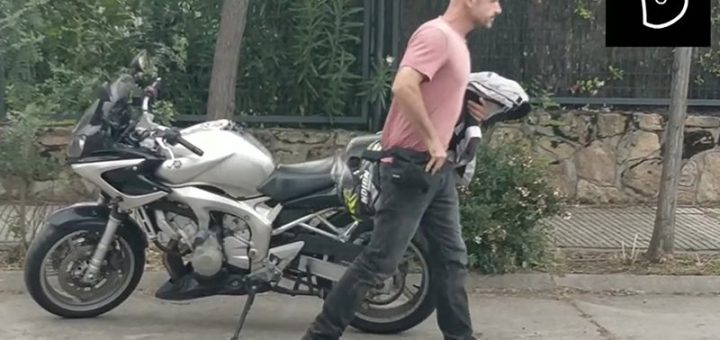 Un cinturón que revoluciona la forma de portar el casco: Comodidad para los motociclistas
