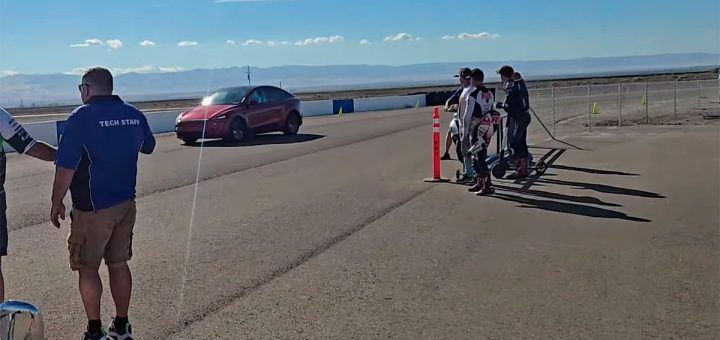 Un Tesla Model Y se cuela en una carrera de motos, en dirección contraria, buscando un Supercargador
