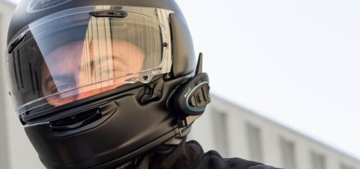 Una cosa es llevar intercomunicador en moto. Otra muy diferente escuchar música con él, porque está totalmente prohibido