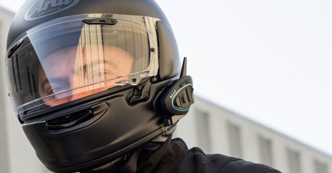 Una cosa es llevar intercomunicador en moto. Otra muy diferente escuchar música con él, porque está totalmente prohibido