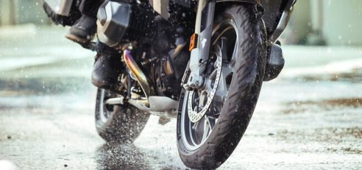 Conducir la moto en invierno puede ser un deporte de riesgo. Estos trucos te servirán para no dejarla en el garaje