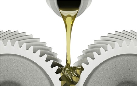 Elegir el mejor aceite para tu moto puede parecer un jeroglífico, pero sigue estos trucos si no quieres perderte