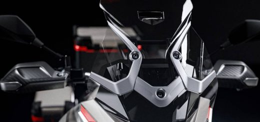 La moto trail que confirma el regreso de esta marca británica: diseño Pininfarina y equipamiento superior   