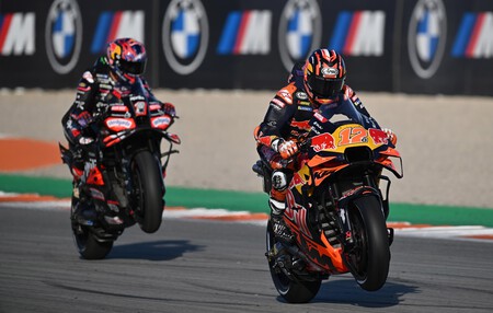 Marco Bezzecchi lidera el doblete de Aprilia en Valencia y Honda gana honor pero pierde concesiones por un punto