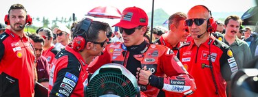 Marco Bezzecchi repite pole por la mínima, Pedro Acosta se complica y a Pecco Bagnaia se le acaba la gasolina en Valencia