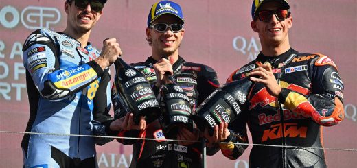 Pese a su victoria, Bezzecchi cree no estar al nivel de los hermanos Márquez