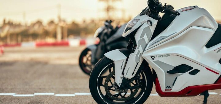 Toma de contacto Ultraviolette F77