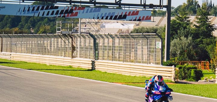 Una apuesta que vale una MotoGP: Izan Guevara se lo pasa pipa con la Yamaha M1 en Cheste