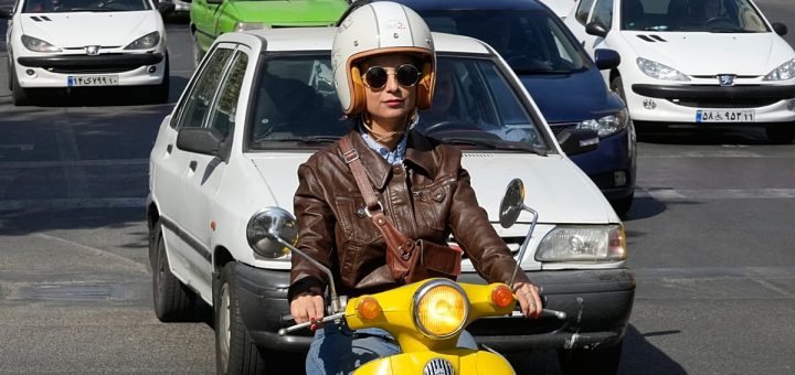 Vídeo. Más mujeres conducen motos en Teherán y ponen a prueba los límites legales de Irán - Euronews.com