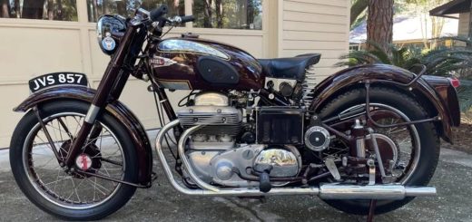 A la venta una curiosa Ariel Square Four de 1953 con motor en cuadro