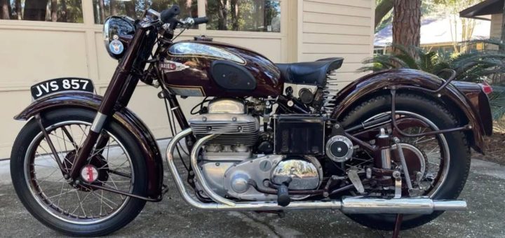 A la venta una curiosa Ariel Square Four de 1953 con motor en cuadro