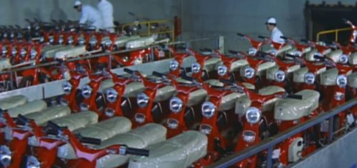 Así triunfó Honda con sus motos hace medio siglo: fábricas hipnóticas, perfeccionismo japonés y monos blancos