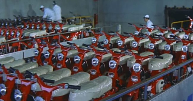 Así triunfó Honda con sus motos hace medio siglo: fábricas hipnóticas, perfeccionismo japonés y monos blancos