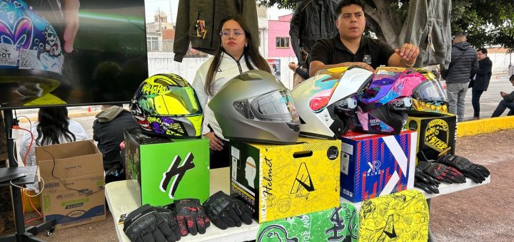 Para reducir muertes de motociclistas, entregan mil cascos en Ecatepec - La Jornada