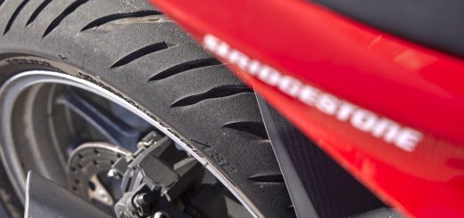 ¿Puedo montar neumáticos diferentes en una moto?