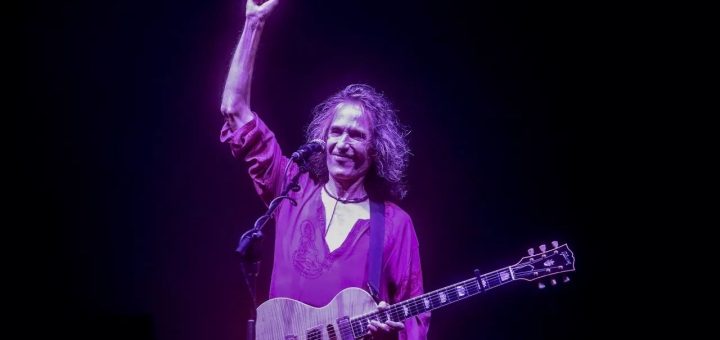 Robe Iniesta, voz brillante del rock en español, fallece a los 63 años
