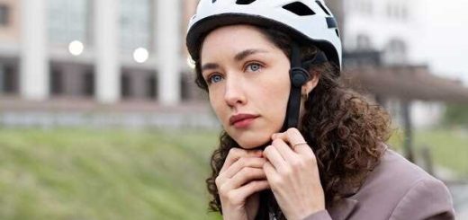 Uso correcto del casco en moto y bicicleta