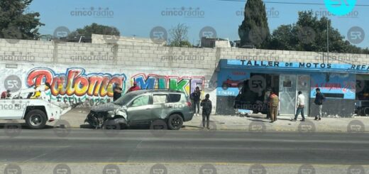 Camioneta choca contra taller de motos en Amozoc - cincoradio.com.mx