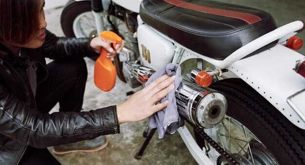 Cómo hacer el mantenimiento básico de tu moto en casa
