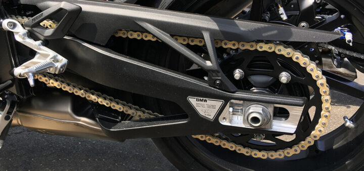 El baratísimo y fácil truco para hacer que tu moto acelere mucho más bestia sin tocar el motor que te lleva media hora