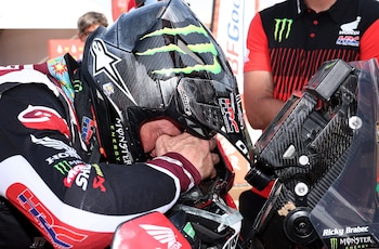 La reacción del norteamericano Brabec al encontrar al argentino Benavides en la meta y enterarse que había perdido el título del Rally Dakar por 2 segundos - Infobae