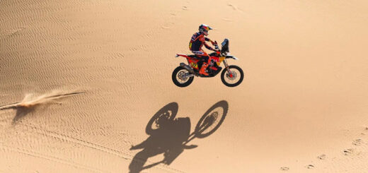 Luciano Benavides domina el Dakar 2026 con su KTM 450 Rally Factory, tras ganar la Etapa 8 y liderar la general en motos