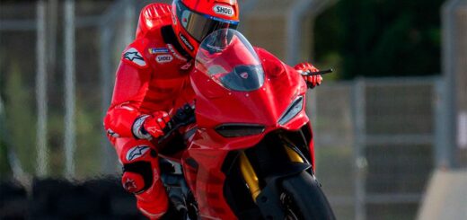Marc Márquez se va al suelo con la Panigale V2 durante su test en el Aspar Circuit