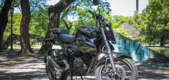Suzuki le bajó el precio a su naked más barata: así queda frente a sus rivales