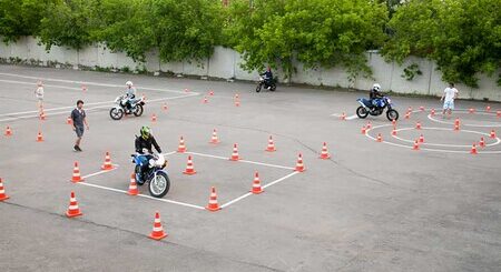 Una vieja Suzuki, un policía vigilando y mucha habilidad. Así es sacarse el carnet de moto en Rusia