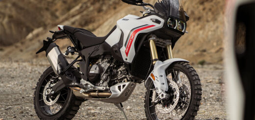 Adiós al motor 937: Ducati revoluciona su DesertX con el V2 más ligero de su historia