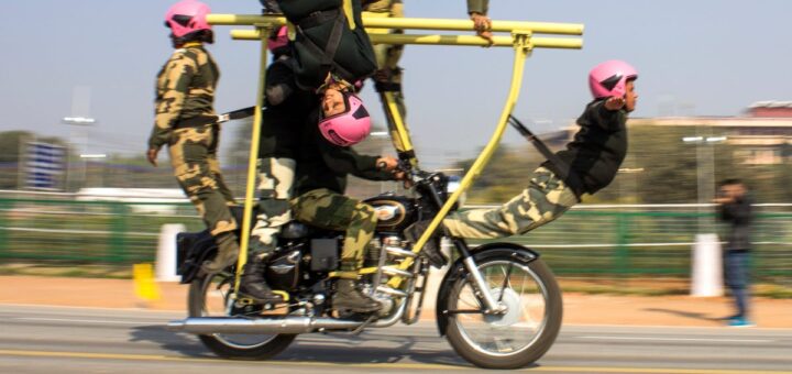 Como en Bollywood: Así desfilan en moto los soldados de la India durante su fiesta nacional - Car and Driver